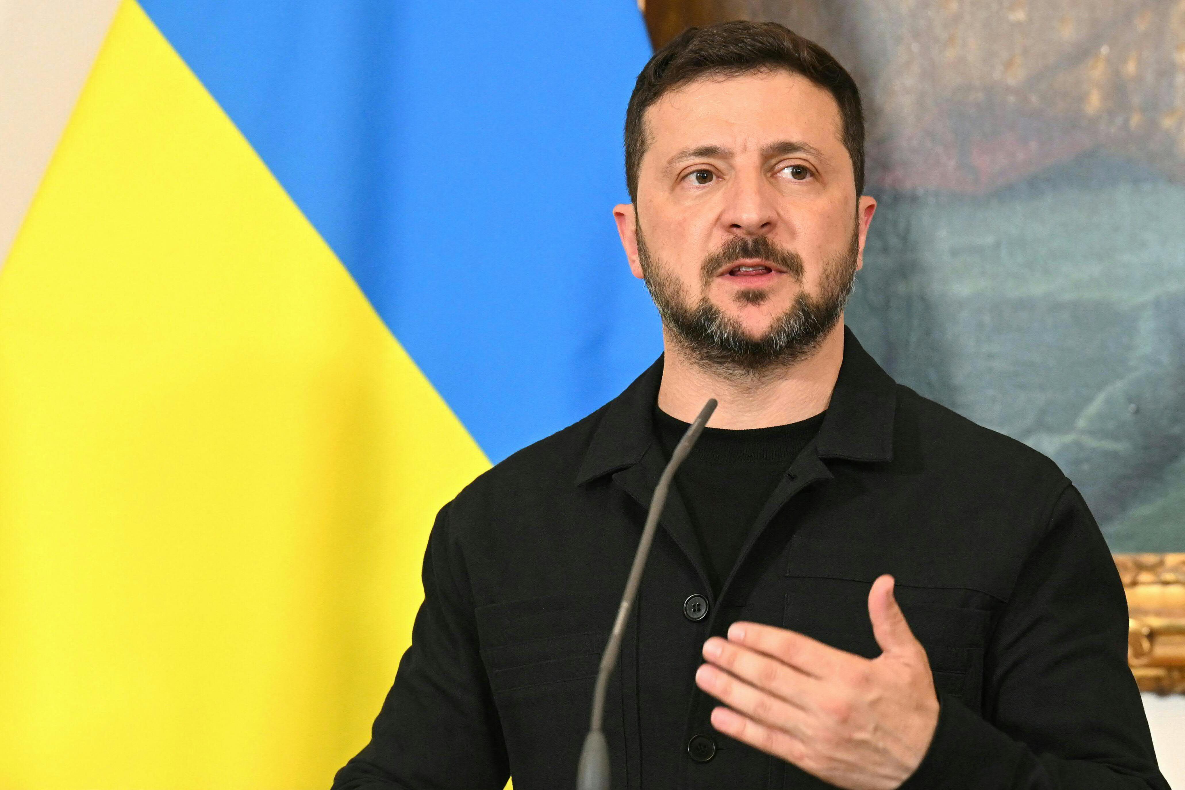El presidente ucraniano, Volodymyr Zelensky, se dirige a una conferencia de prensa conjunta con la canciller austriaca en la Cancillería en Viena, Austria, el 16 de junio de 2025. (Foto de HELMUT FOHRINGER / APA / AFP)