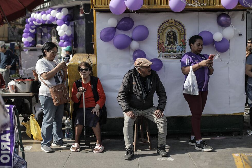 Fieles de todas las edades rezan a la sagrada imagen en una muestra de fervor y devoción. (Foto: Joel Alonzo / @photo.gec)