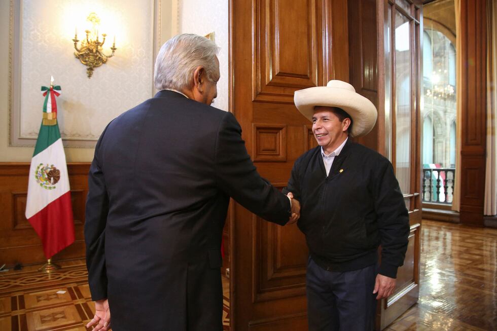 El expresidente Pedro Castillo y el aún mandatario de México, Andrés Manuel López Obrador, mantuvieron una estrecha relación como homólogos. Tras la detención de Castillo por delitos relacionados a su intento de golpe de Estado, el gobierno mexicano desconoció a la presidenta Boluarte y otorgó asilo político a la ex primera dama Lilia Paredes y a sus hijos. (Foto: AFP)