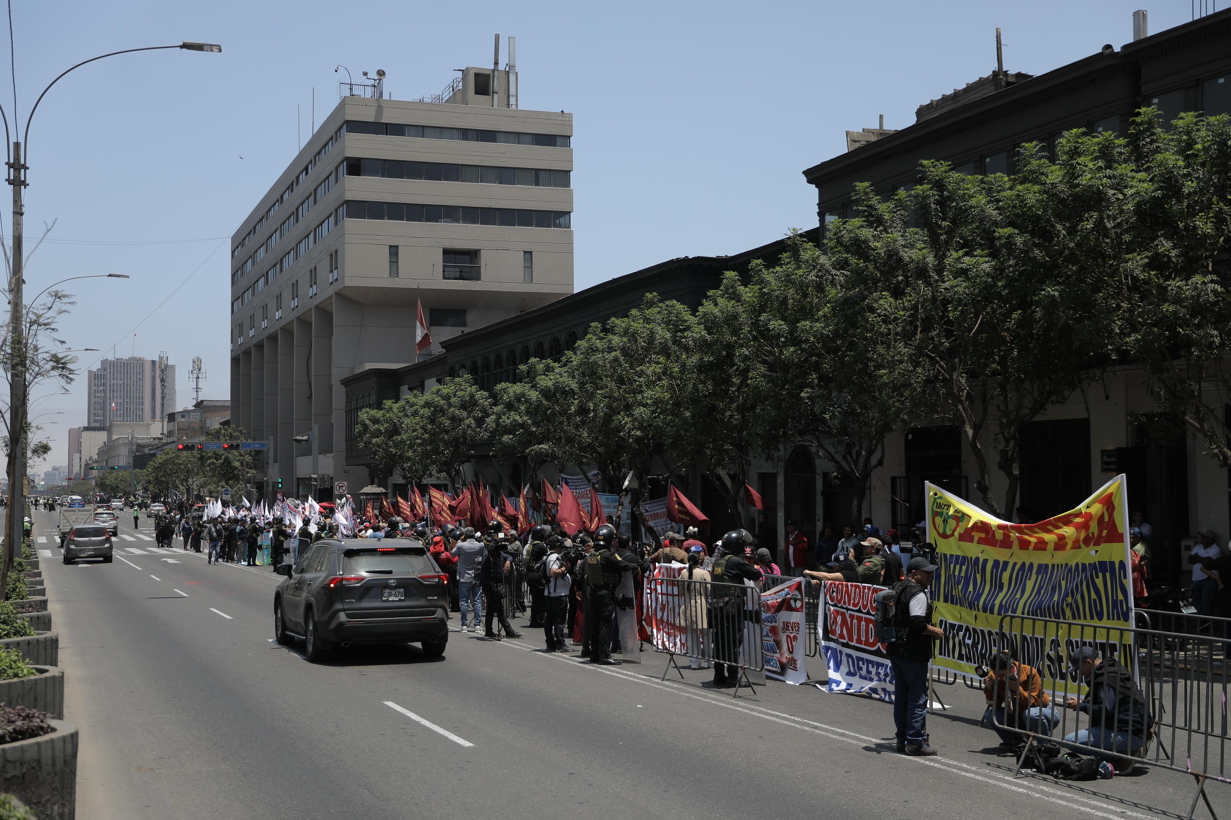 Desde el mediodía, los transportistas permanecieron en las inmediaciones del Congreso. Foto: GEC.