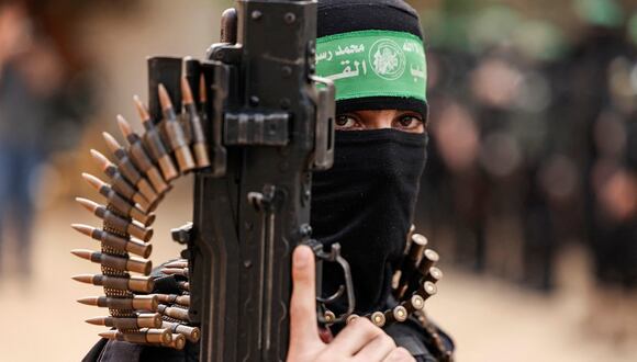 Un miembro de las Brigadas Ezzedine al-Qassam, ala militar del movimiento palestino Hamas, participa en un desfile en la ciudad de Gaza el 14 de noviembre de 2021. (Foto de MAHMUD HAMS / AFP)