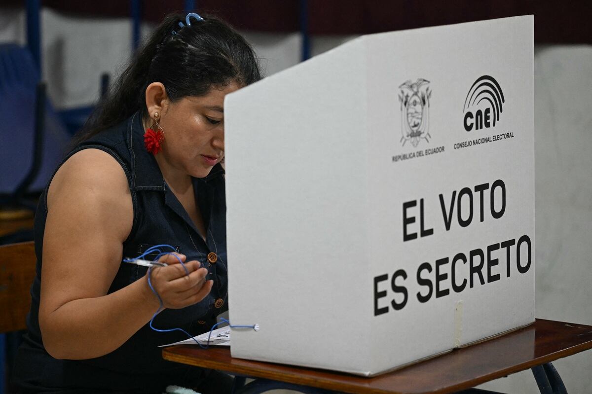 Una mujer vota en un colegio electoral durante las elecciones presidenciales en Olon, provincia de Santa Elena, Ecuador, el 9 de febrero de 2025. (Foto de Marvin RECINOS / AFP)