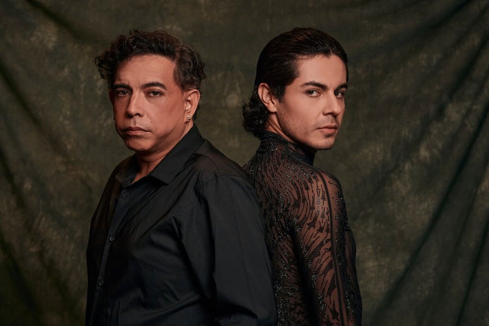 Ernesto Pimentel junto al actor Sergio Armasgo, quien lo interpreta en la película “Chabuca”.