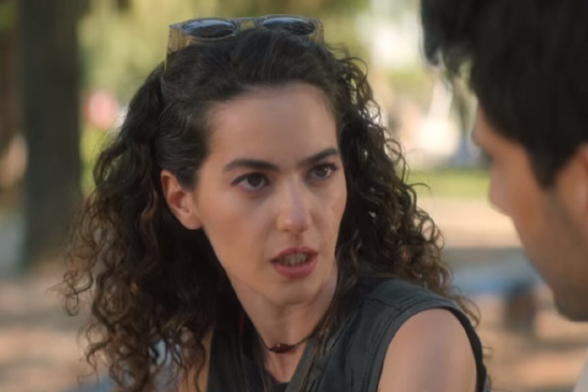 Ezgi Senler interpreta a Fatos, la amiga de Firat, en la película turca "Un lugar seguro 2" (Foto: Netflix)