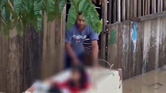 Loreto: Padre de familia usa refrigeradora para transportar a sus hijos durante inundaciones en Yurimaguas
