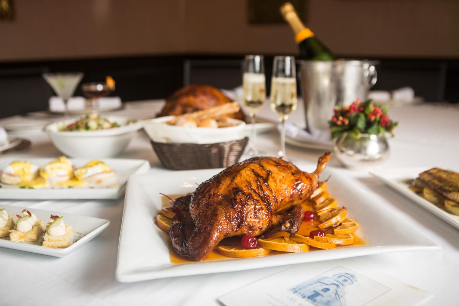 En primer plano, un magnífico pato a la naranja.