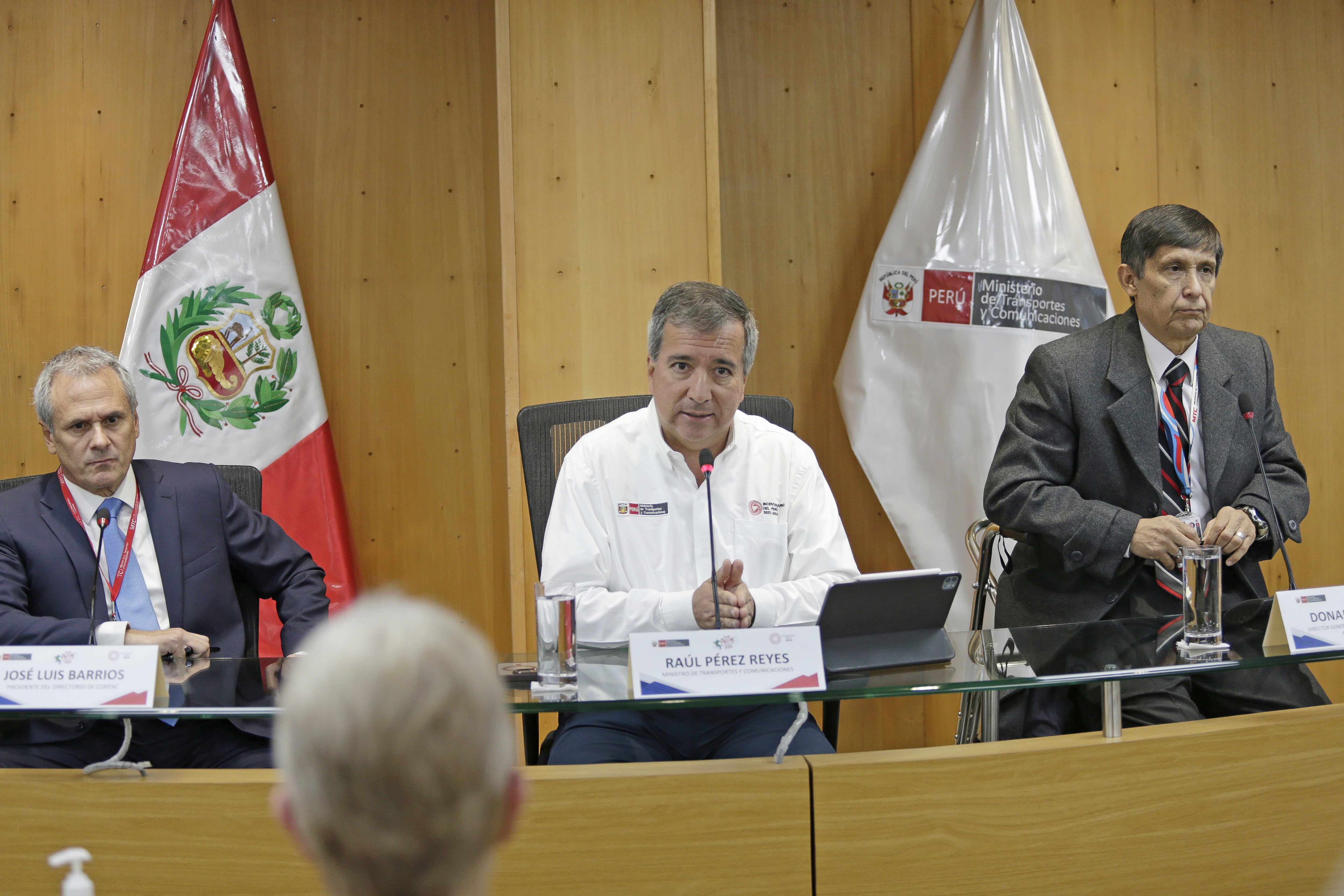 Raúl Pérez-Reyes acompañado por el director de la DGAC, Donald Castillo, y el presidente del Directorio de CORPAC, José Barrios. Foto: César Bueno.