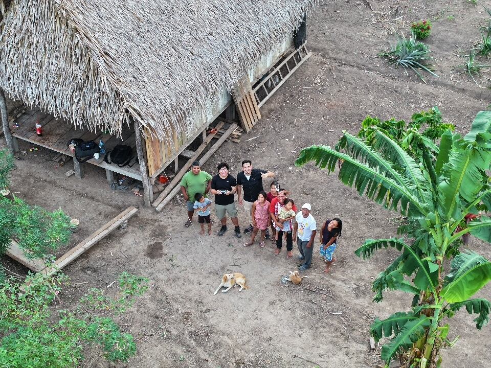 Rolando Soria nos recibe en su casa, junto a su familia, para conocer más sobre el pueblo amahuaca.