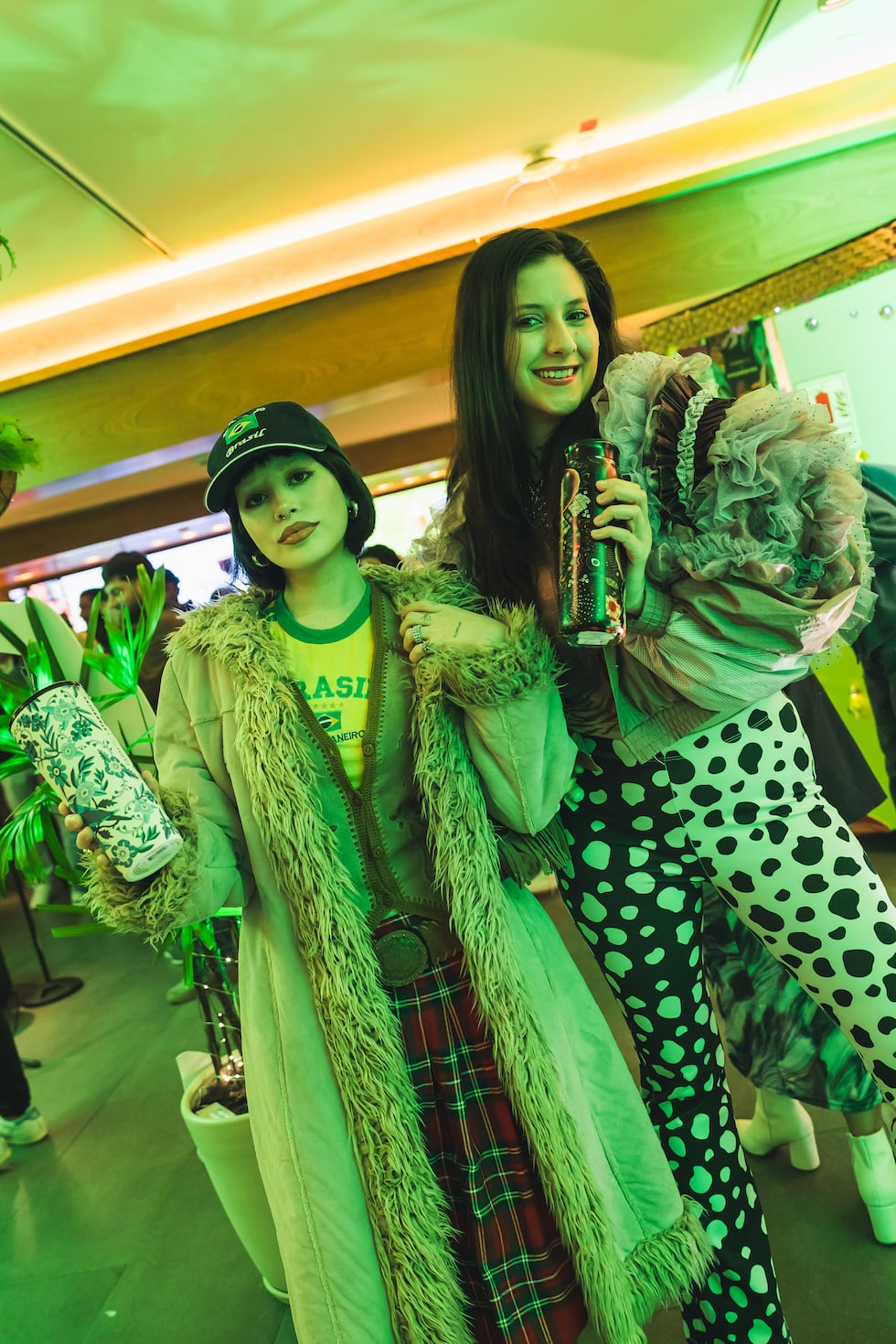 Milagros Núñez y Romina Jerí, en el evento de la nueva colección de Farm Rio + Starbucks en el Óvalo Gutiérrez, Miraflores. (Foto: Difusión)