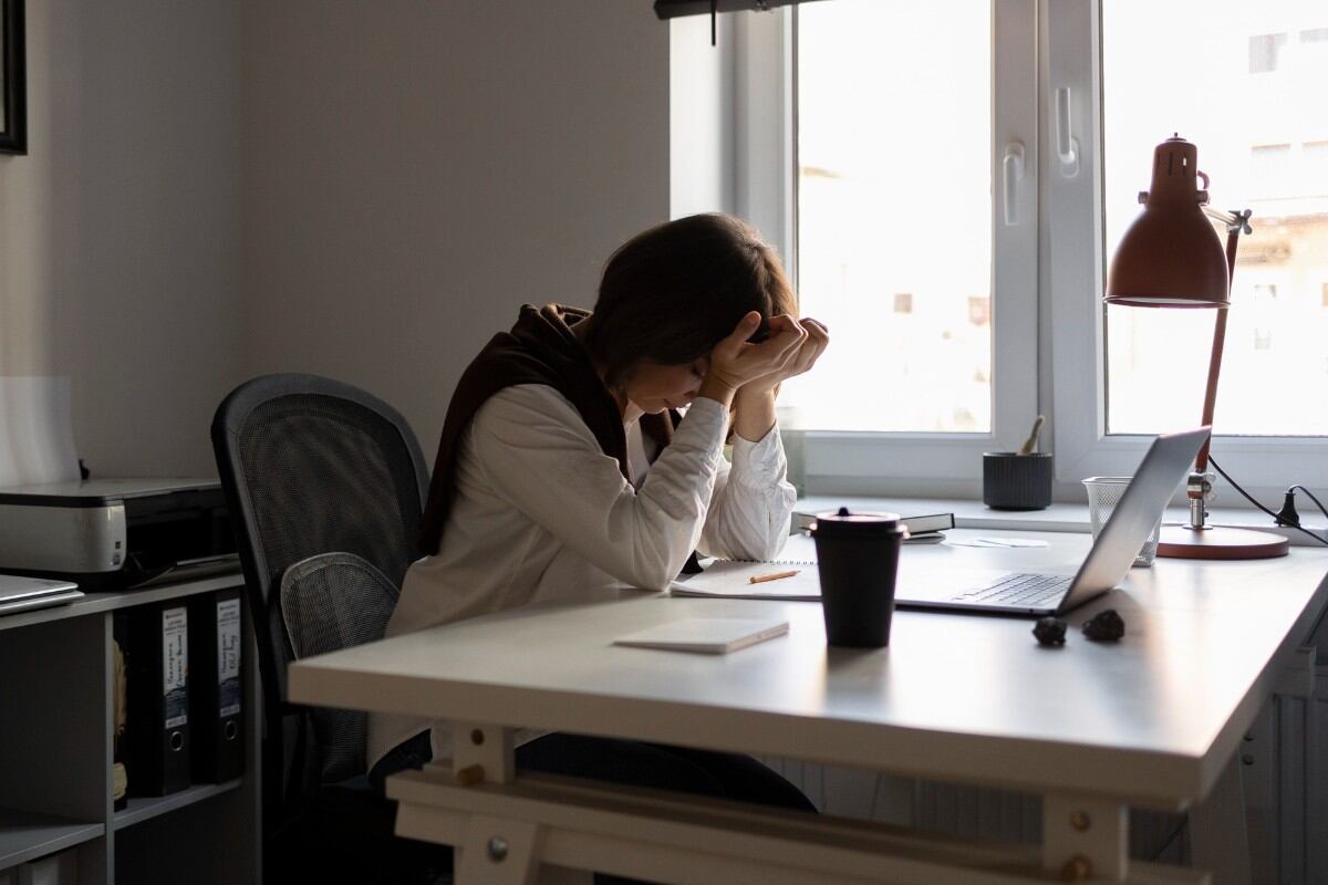 Aunque los escritorios de pie pueden ayudar a quemar algunas calorías extras, no eliminan los riesgos del sedentarismo. (Foto referencial: Freepik)