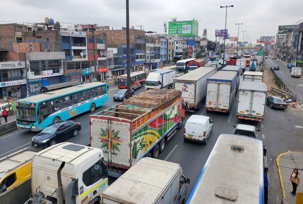 Tráfico a la altura de los paraderos Palao, óvalo Habich y Puente de la Municipalidad de San Martín. Foto: Lenin Tadeo / @photo.gec