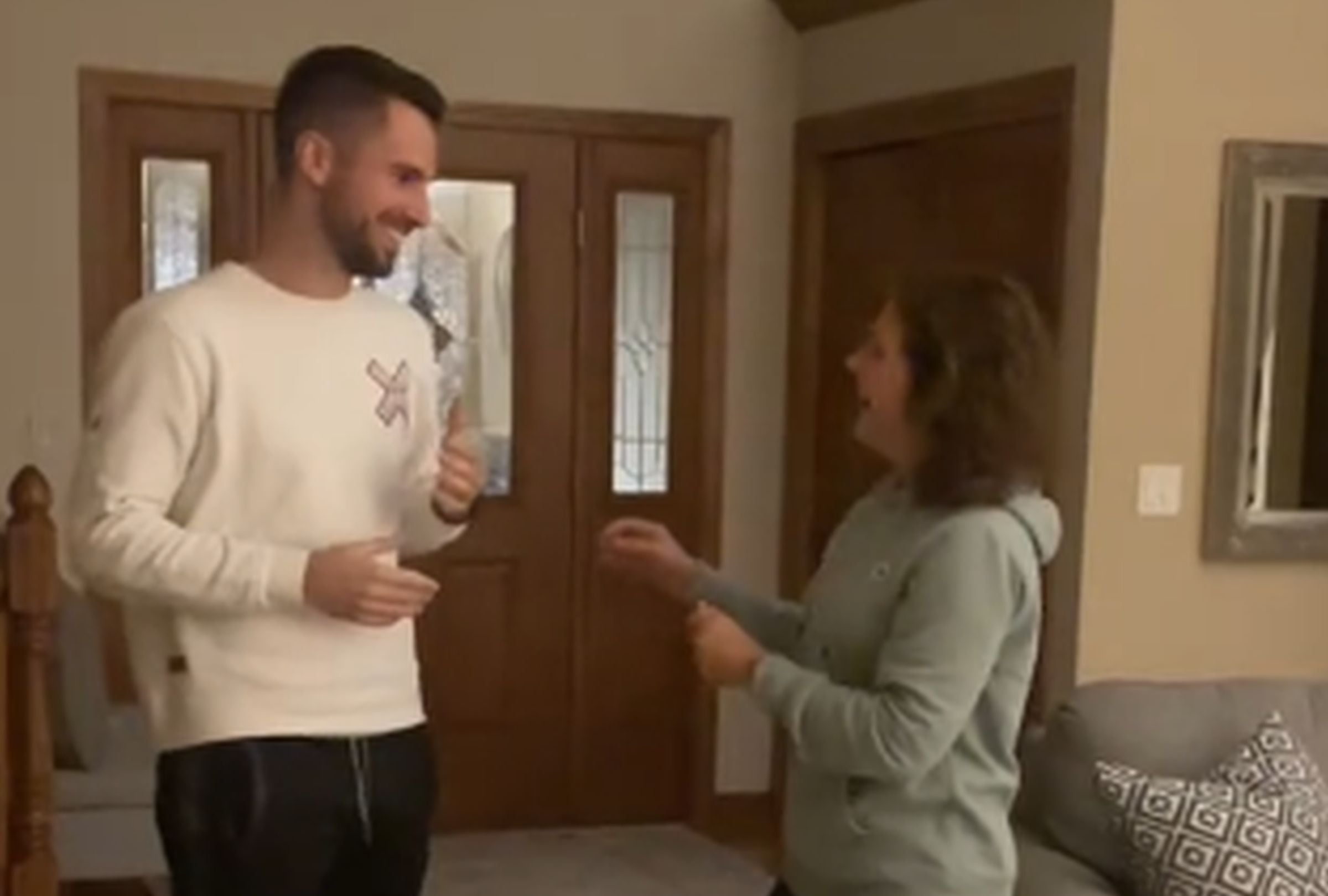 En esta imagen se aprecia el momento en que una madre de Miami le da la bienvenida en español al novio de su hija. (Foto: @lyneaandjorge / TikTok)