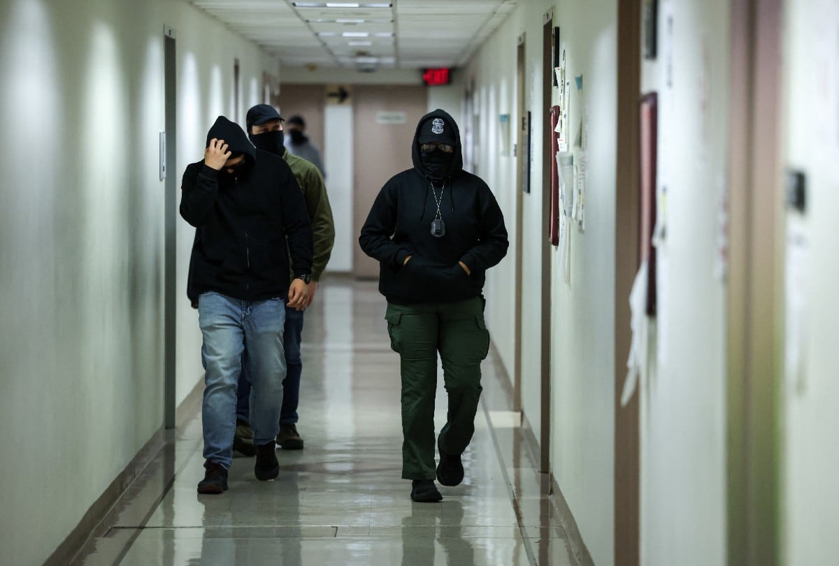 Para defensores legales, el fallo contra ICE devuelve confianza a los inmigrantes que deben presentarse ante un juez sin temor. | Crédito: CHARLY TRIBALLEAU / AFP