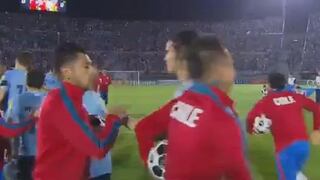 Uruguay vs. Chile: Edinson Cavani se saludó con Gonzalo Jara