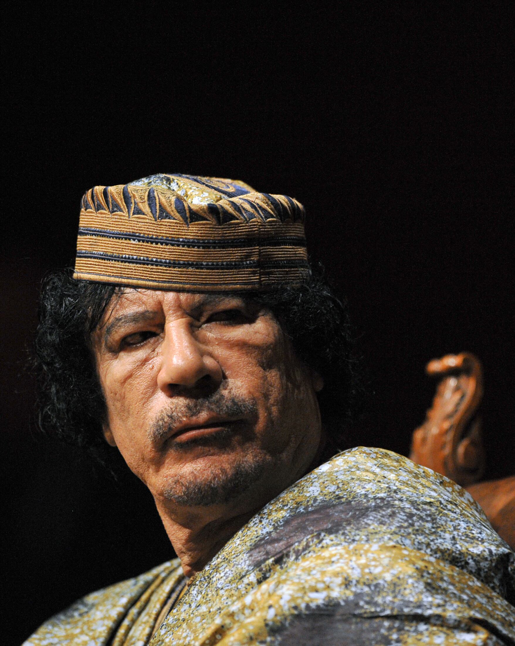 El líder libio Muamar Gadafi pronuncia un discurso durante una reunión con 700 mujeres de las esferas empresarial, política y cultural el 12 de junio de 2009 en Roma, Italia. (Foto de CHRISTOPHE SIMON / AFP).