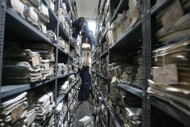 LIMA, ENERO 6 DE ENERO DEL 2006
RECORRIDO POR LOS AMBIENTES DEL PODER JUDICIAL.
poder judicial
juzgados contenciosos
archivo judicial
colas en poder judicial
expedientes
OPSE 2006ENE08 PERU INFORME PODER JUDICIAL ARCHIVOS EXPEDIENTES CREDITO ENRIQUE CUNEO EL COMERCIO PERU 2006ENE08 AFD