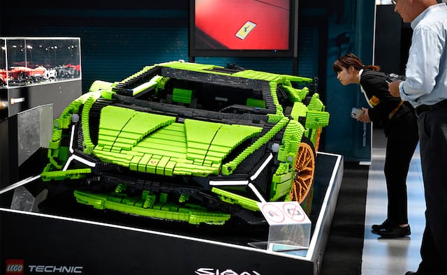 La visita al Salón del automóvil de Alemania comienza con un automóvil hecho con ladrillos de Lego, que ha sido bastante llamativo para el público.