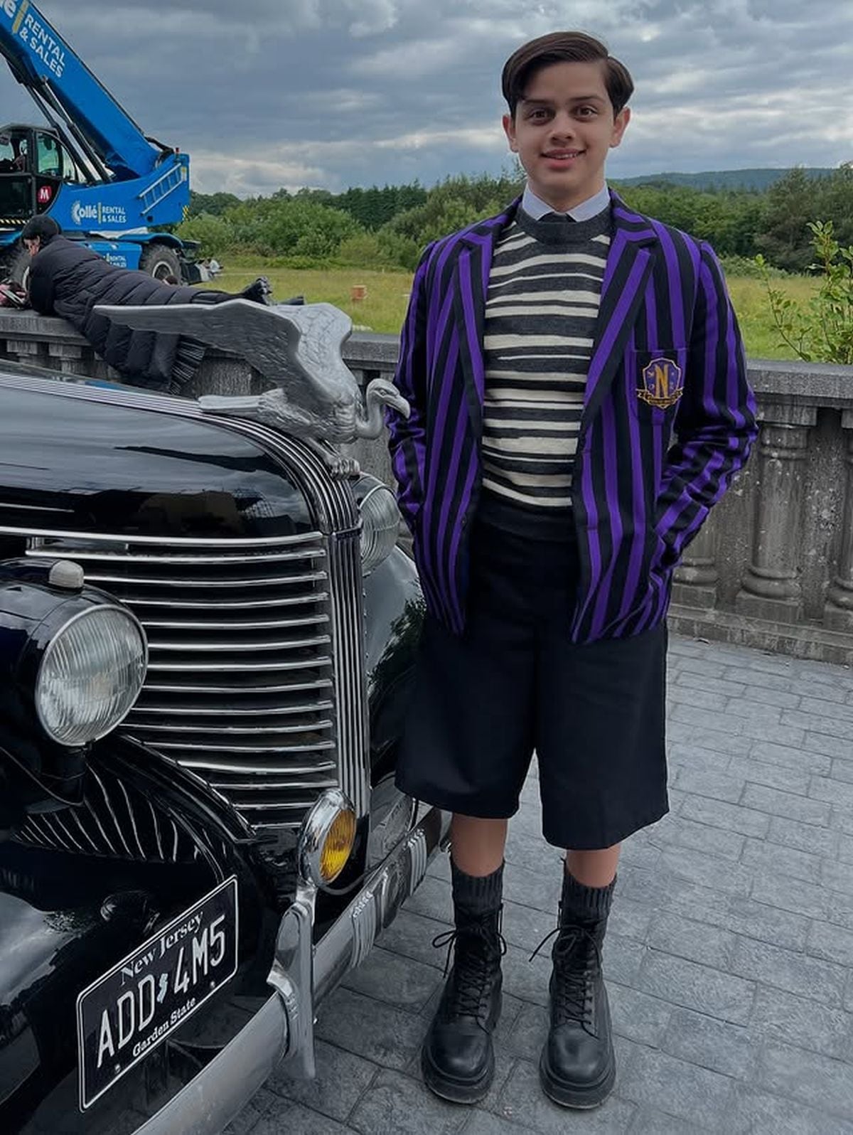 Aquí el actor listo para rodar una escena en "Wednesday" (Foto: Isaac Ordóñez / Instagram)