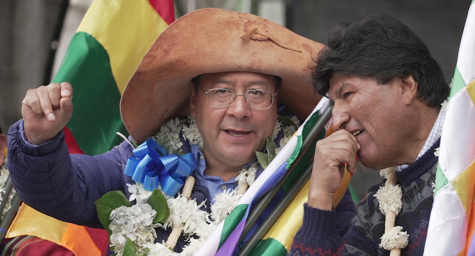 El presidente de Bolivia Luis Arce (izq.) y el expresidente Evo Morales conversan durante una manifestación de apoyo al gobierno, en La Paz el 29 de noviembre de 2021. (Foto de Martín SILVA / AFP).