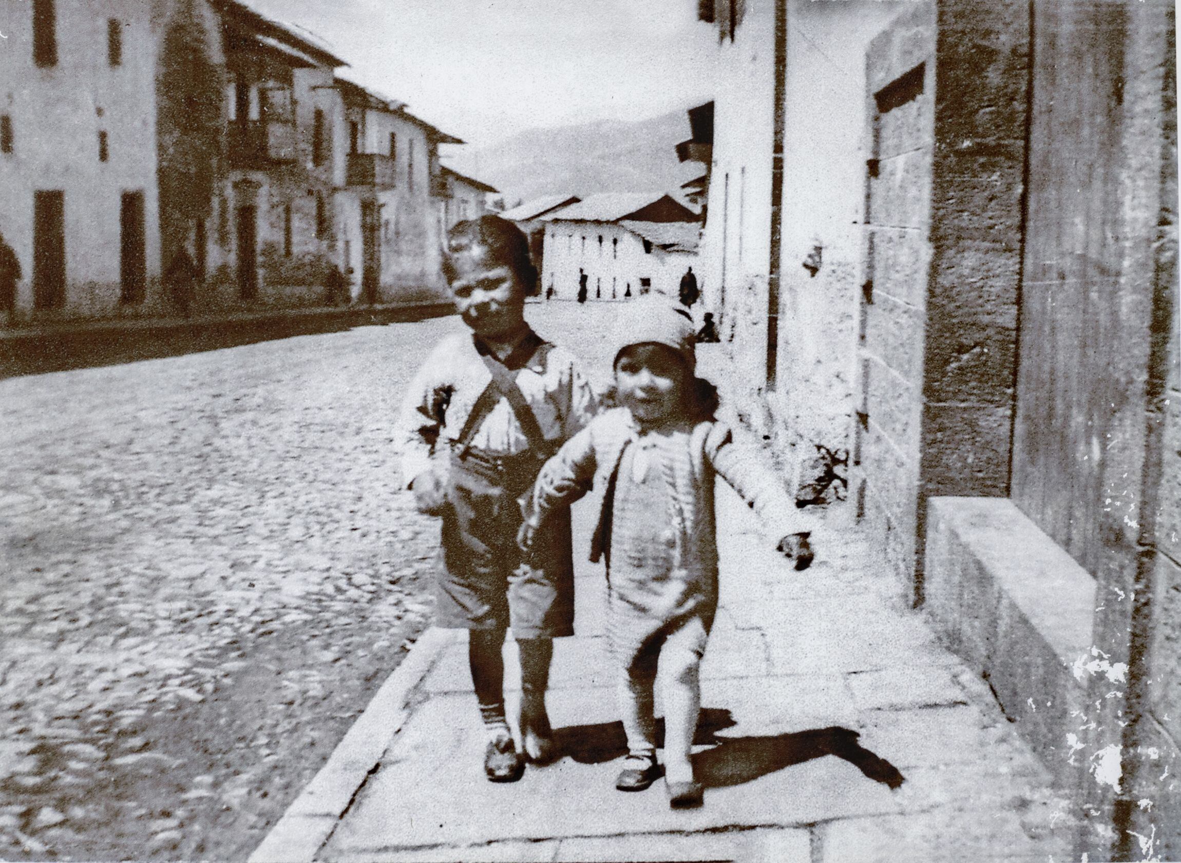 Una imagen de Alberto Quintanilla (izquierda) a la edad de cuatro años. Lo acompaña su hermana menor Emma, en la calle Concevidayoc, en el Cusco. (Foto: archivo personal del artista)