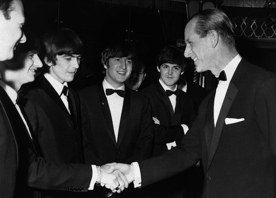 Imagen del 23 de marzo de 1964, con el príncipe británico Felipe estrechando las manos de los carismáticos Beatles: Ringo Starr, George Harrison, John Lennon y Paul McCartney. (Foto: AP/File, Pool)