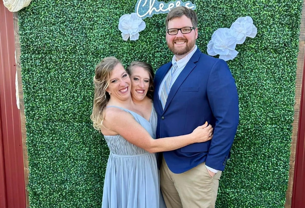 La gemela siamesa Abby Hensel no incluyó a su hermana, Brittany Hensel, como testigo de su matrimonio con el veterano del ejército Josh Bowling. (Facebook Heidi Bowling)