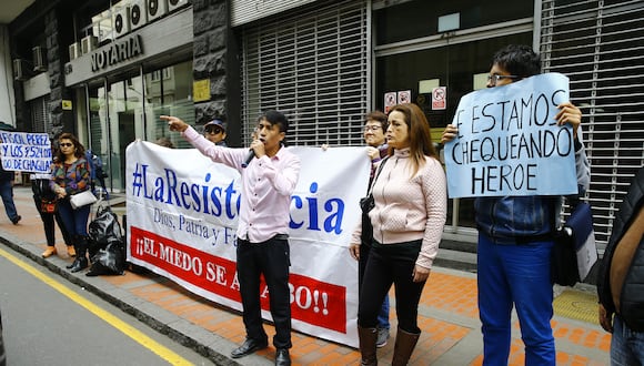 'La Resistencia' en uno de sus plantones frente a un medio de comunicación (Foto: GEC)