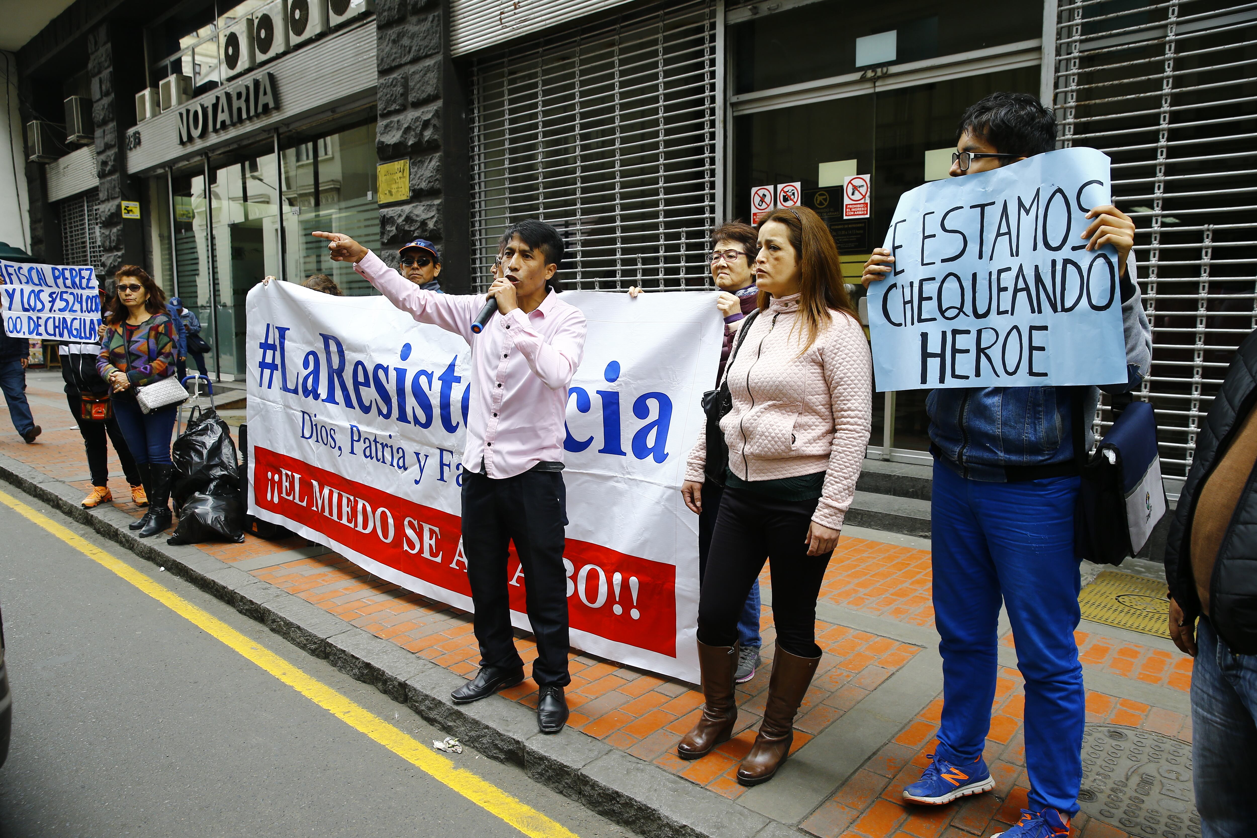 'La Resistencia' en uno de sus plantones frente a un medio de comunicación (Foto: GEC)