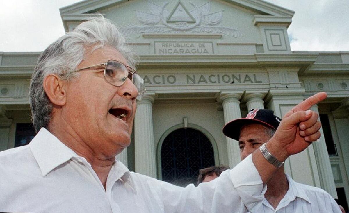 El excomandante guerrillero Edén Pastora conversa con simpatizantes el 22 de agosto frente al Palacio Nacional en Managua. (Foto de MIGUEL ALVAREZ / AFP)