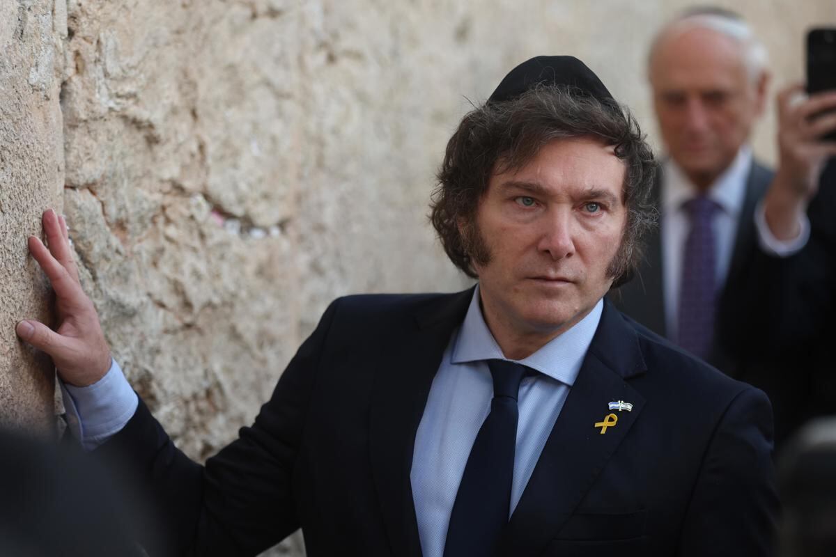 El presidente argentino Javier Milei visita el Muro de las Lamentaciones, Jerusalén, Israel, 6 de febrero de 2024. (Foto de EFE/EPA/ATEF SAFADI)