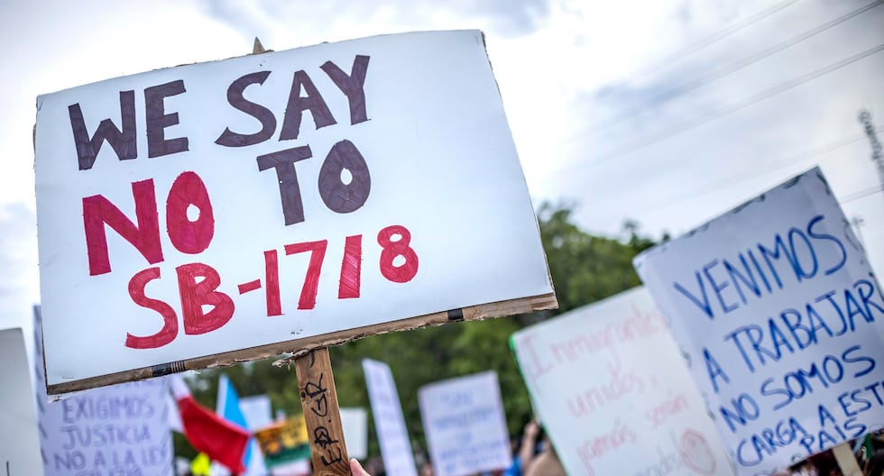 Miembros de la comunidad de inmigrantes del sur de Florida se manifiestan contra la Ley SB 1718 que entró en vigor el 1 de julio del 2023. (EFE/EPA/CRISTOBAL HERRERA-ULASHKEVICH).
