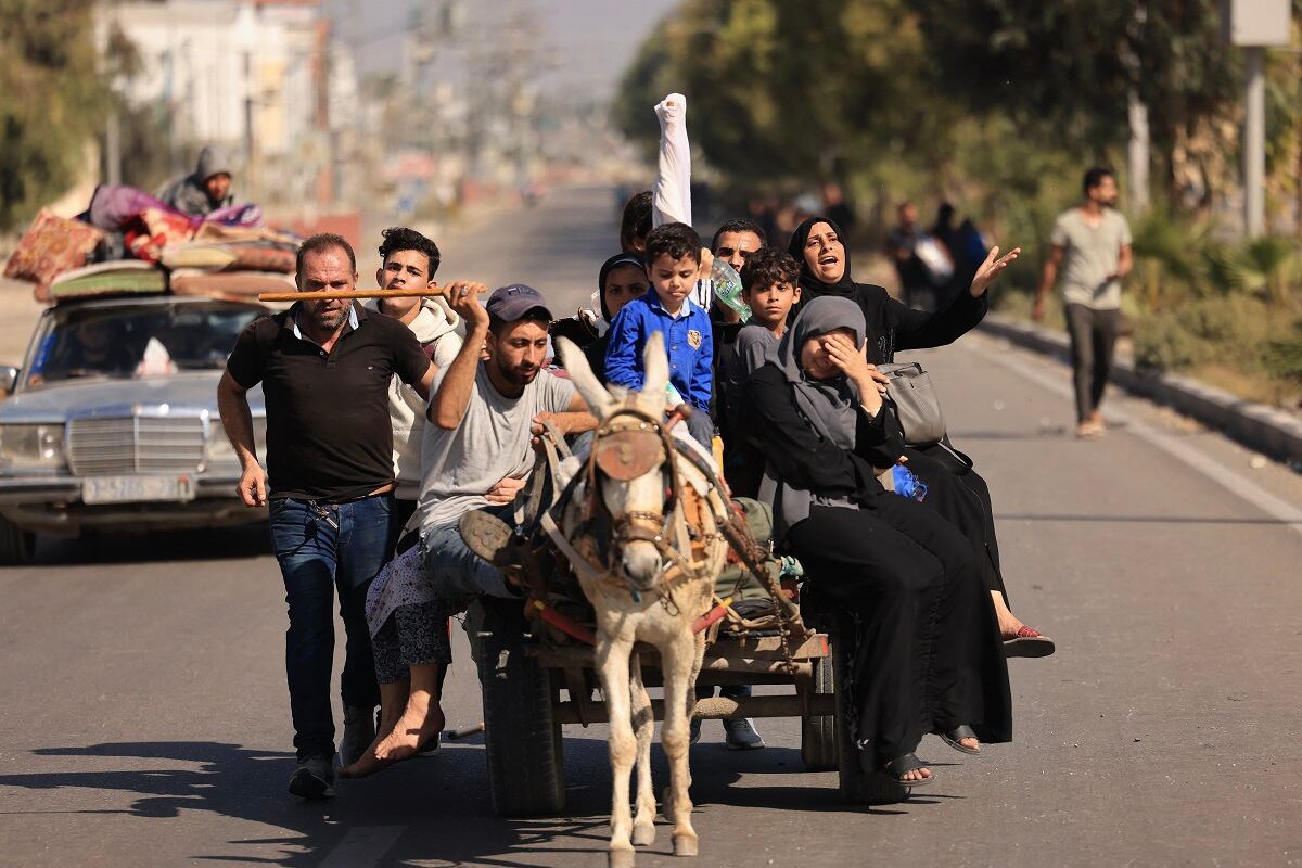 Palestinos que huyen de la ciudad de Gaza hacia las zonas del sur viajan por una carretera el 7 de noviembre de 2023. (Foto de MAHMUD HAMS / AFP)