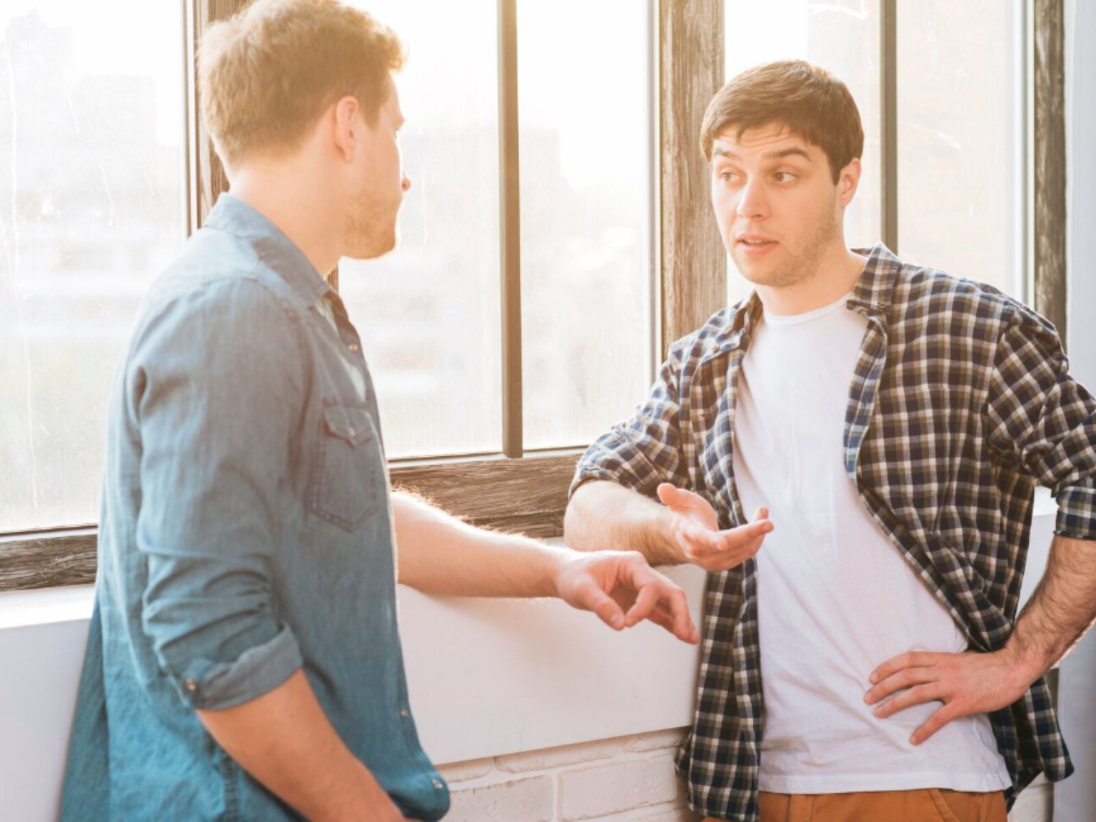 Son muchos factores por los cuales una persona cambia el tema de conversación. (Crédito: Freepik)