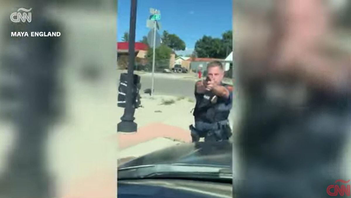 El agente se acercó apuntando con su pistola al conductor del auto, un inmigrante mexicano indocumentado. (Foto: captura @cnnee / YouTube)