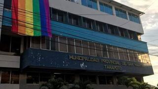 Cuelgan bandera símbolo del orgullo gay en municipio de Tarapoto