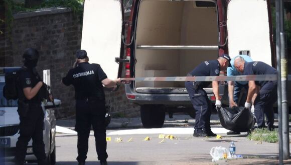 Agentes de policía retiran el cuerpo de un sospechoso de la escena después de un ataque cerca de la embajada de Israel en Belgrado, Serbia, el 29 de junio de 2024. Foto: EFE/EPA/ANDREJ CUKIC