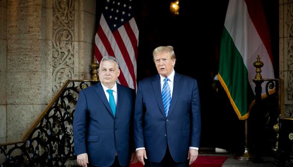 El expresidente estadounidense y candidato republicano a la presidencia, Donald Trump (d), y el primer ministro húngaro, Viktor Orban. EFE/EPA /Zoltan Fischer