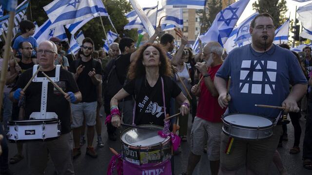 Israelíes acatan nuevas protestas contra reforma judicial frente a casas de ministros y diputados