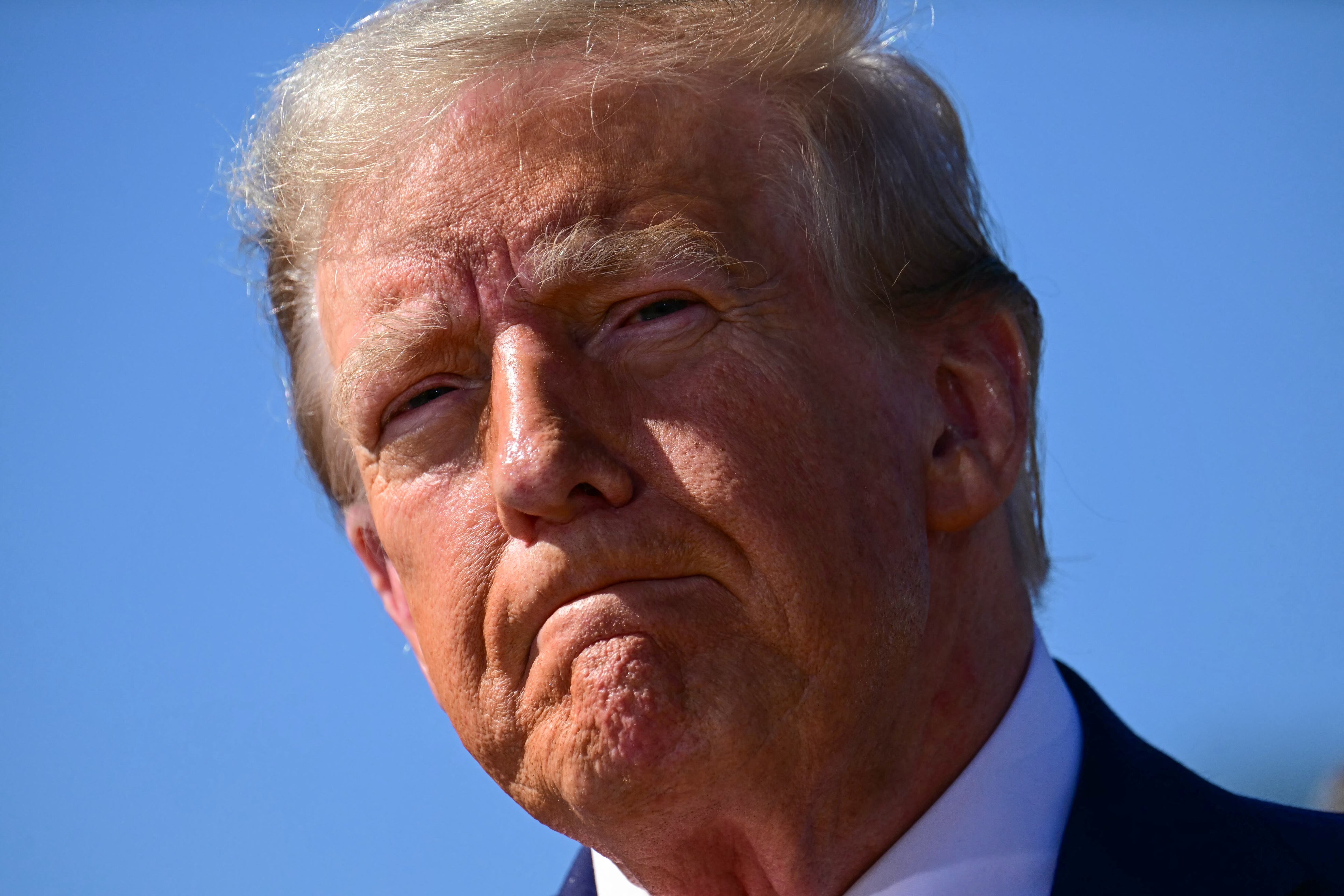 Donald Trump habla con los medios de comunicación en Swannanoa, Carolina del Norte, el 21 de octubre de 2024. (Foto de Jim WATSON / AFP).