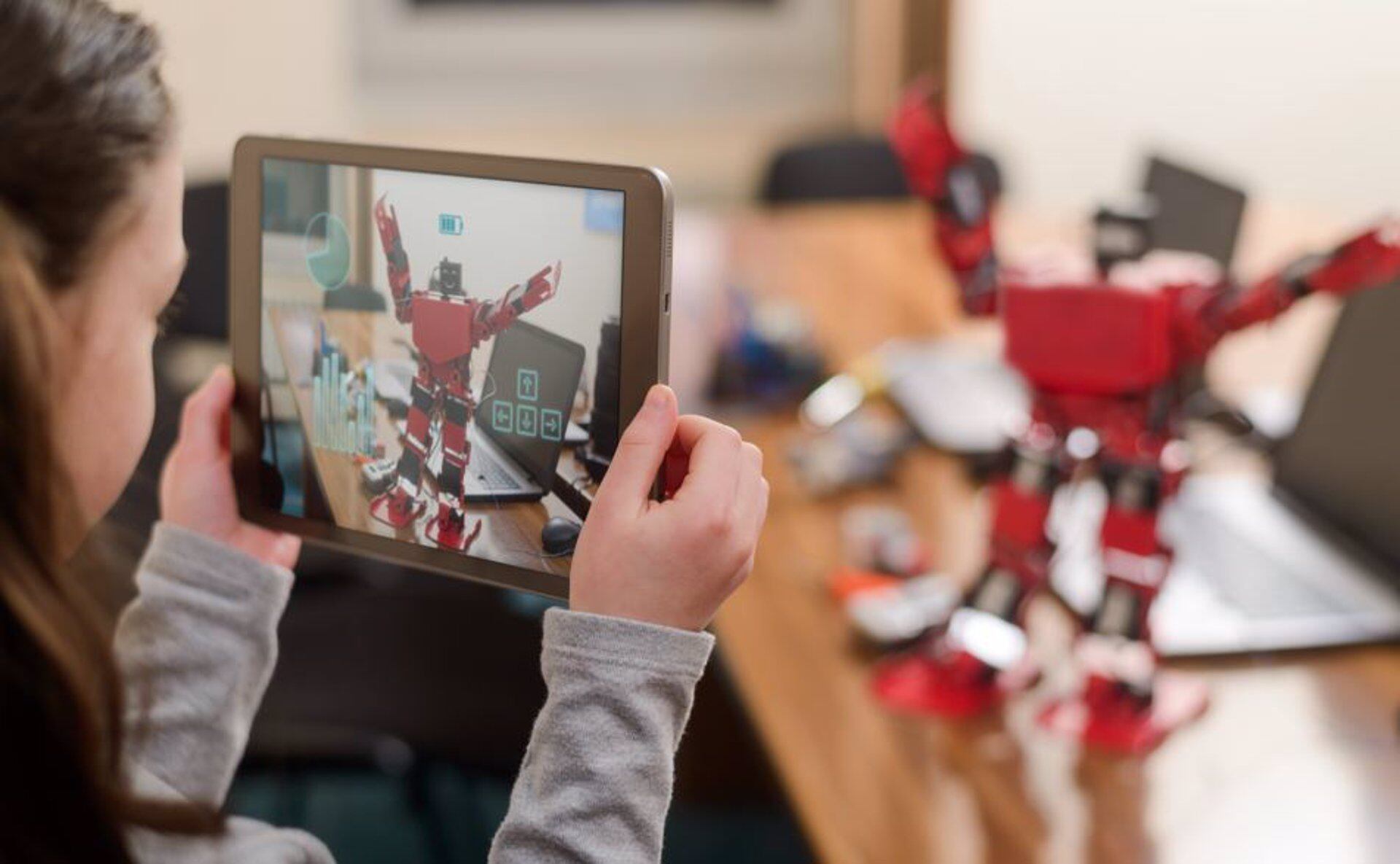 Los robots sociales tienen mayor cercanía con los seres humanos y se pueden controlar hasta con una tablet.