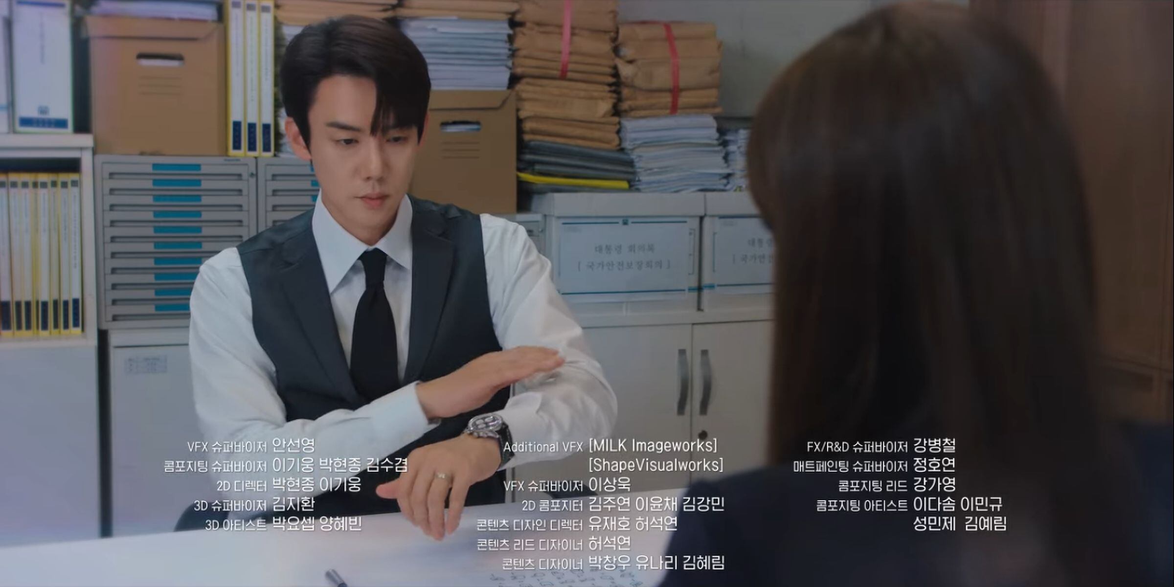 Baek Sa-eon está intentando aprender lenguaje de señas (Foto: Cuando el teléfono suena / Netflix)