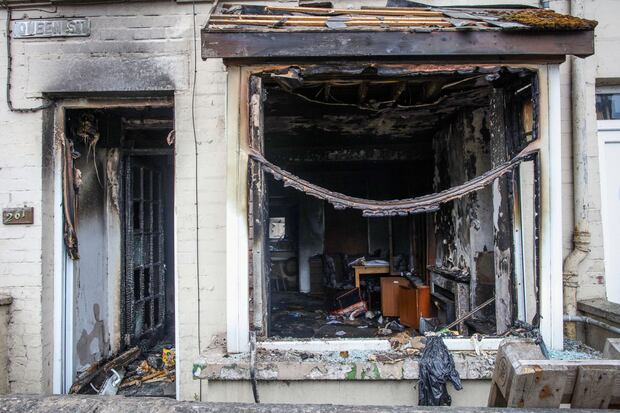El 11 de junio, la policía norirlandesa condenó las "vergonzosas" escenas de violencia en las calles de la ciudad tras una segunda noche de disturbios contra extranjeros, en los que 17 agentes resultaron heridos. (Foto de PAUL FAITH / AFP)