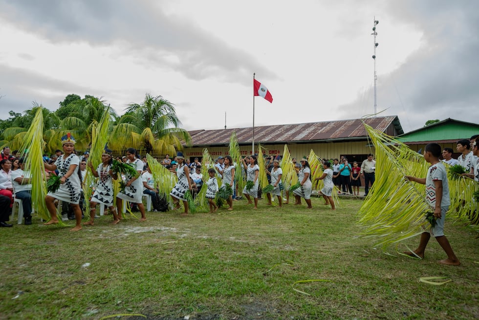 Miembros del pueblo huitoto murui se reúnen para una ceremonia que conmemora la entrega de títulos de propiedad de tierras en Centro Arenal, Loreto, Perú, en mayo de 2024. Foto: cortesía Sacha Cine/Rainforest Foundation US