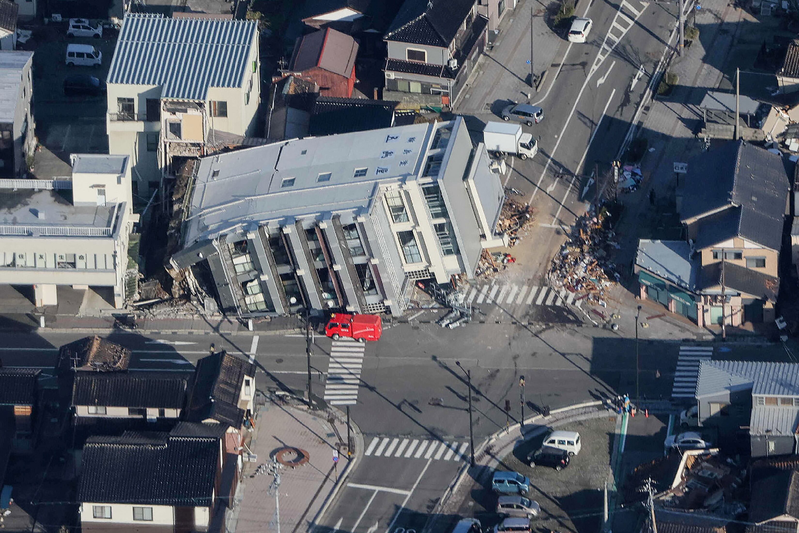 Un edificio de siete pisos que se derrumbó en Wajima, prefectura de Ishikawa, el 2 de enero de 2024, un día después de que un gran terremoto de magnitud 7,6 sacudiera Japón. (Foto de JIJI PRESS / AFP).