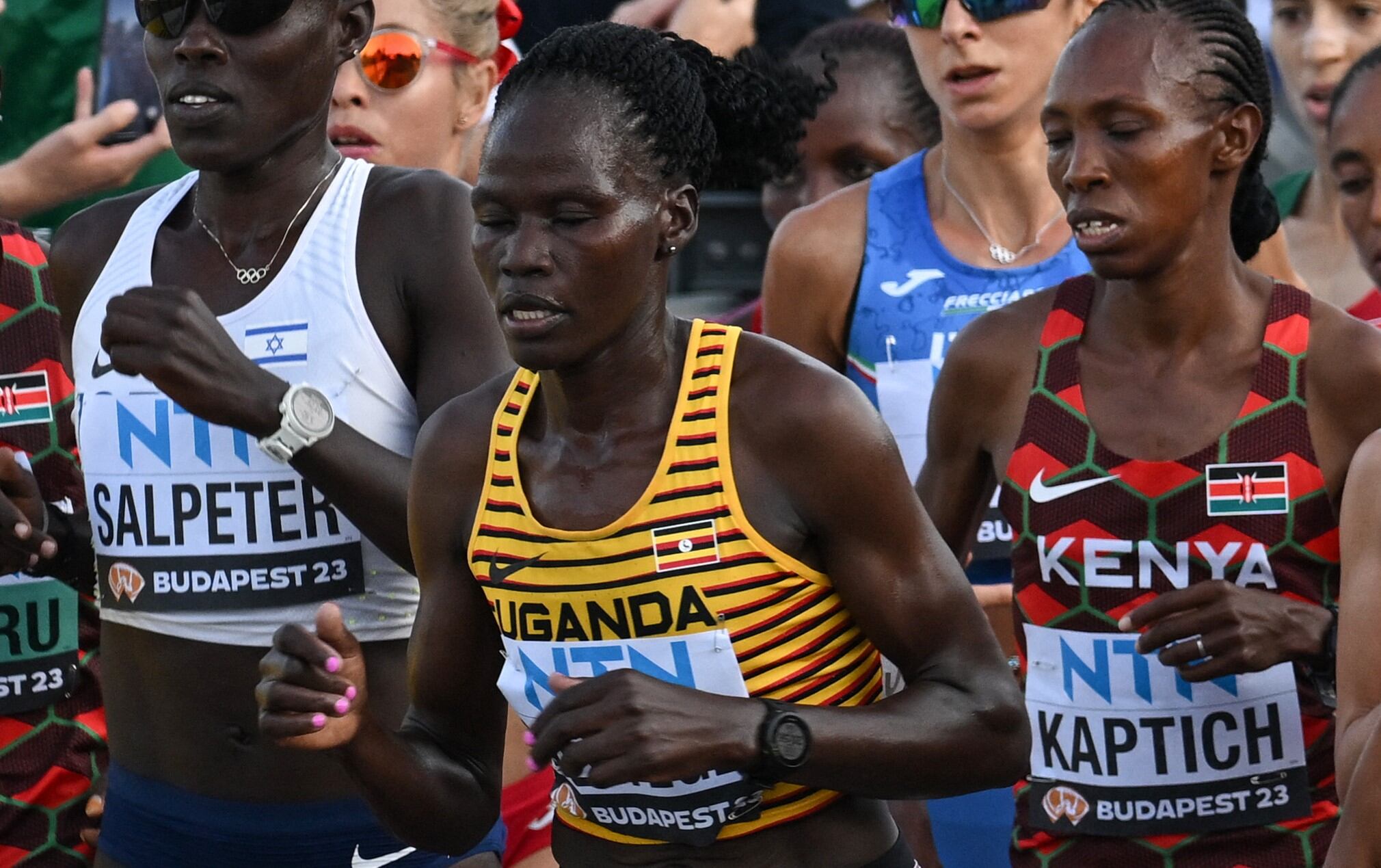 Rebecca Cheptegei de Uganda (al centro) compite en la final del maratón femenino durante el Campeonato Mundial de Atletismo en Budapest el 26 de agosto de 2023. (Ferenc ISZA / AFP).
