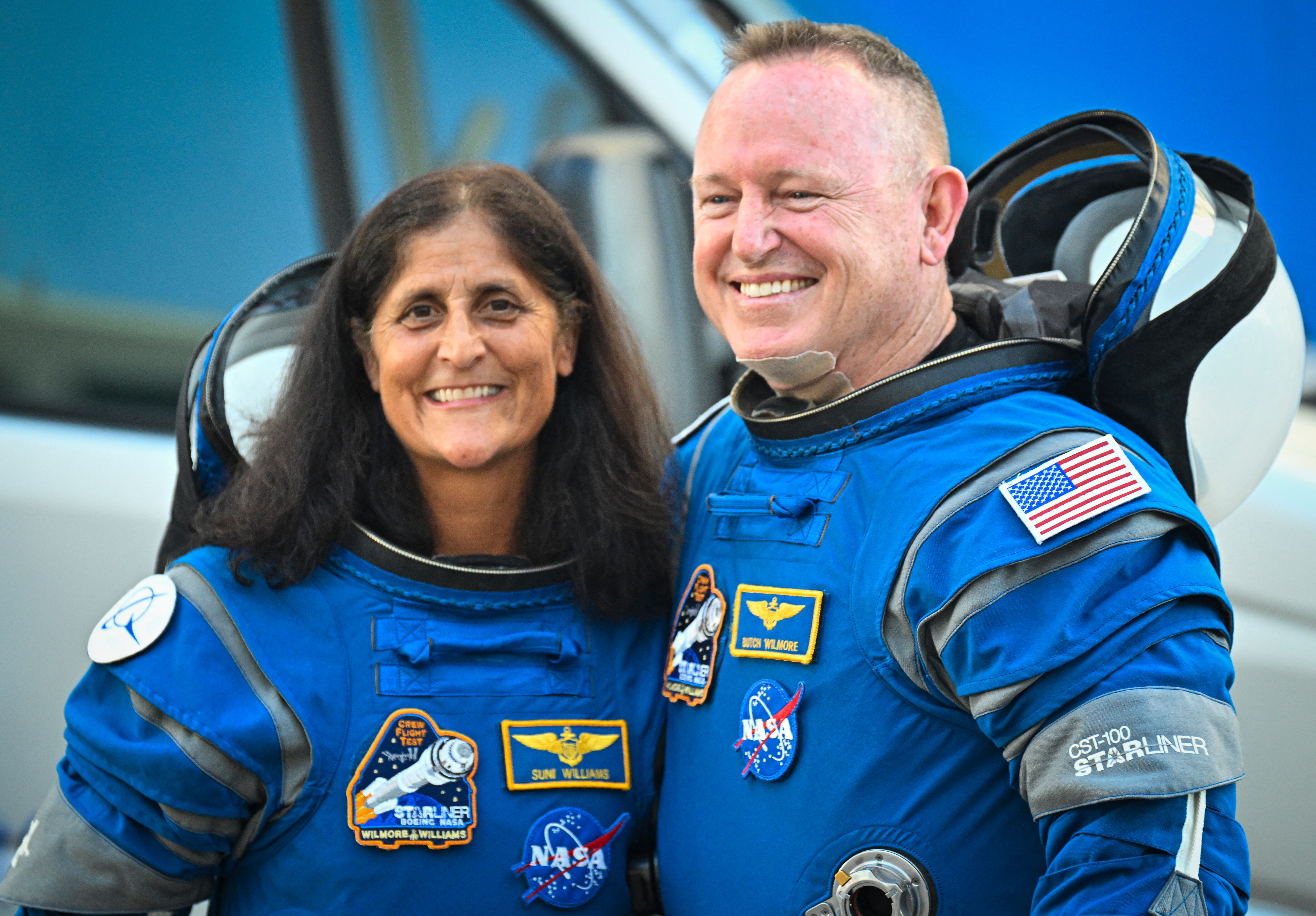 Suni Williams y Butch Wilmore antes de emprender su misión en el espacio, por la que quedaron varados 9 meses (Foto: AFP)