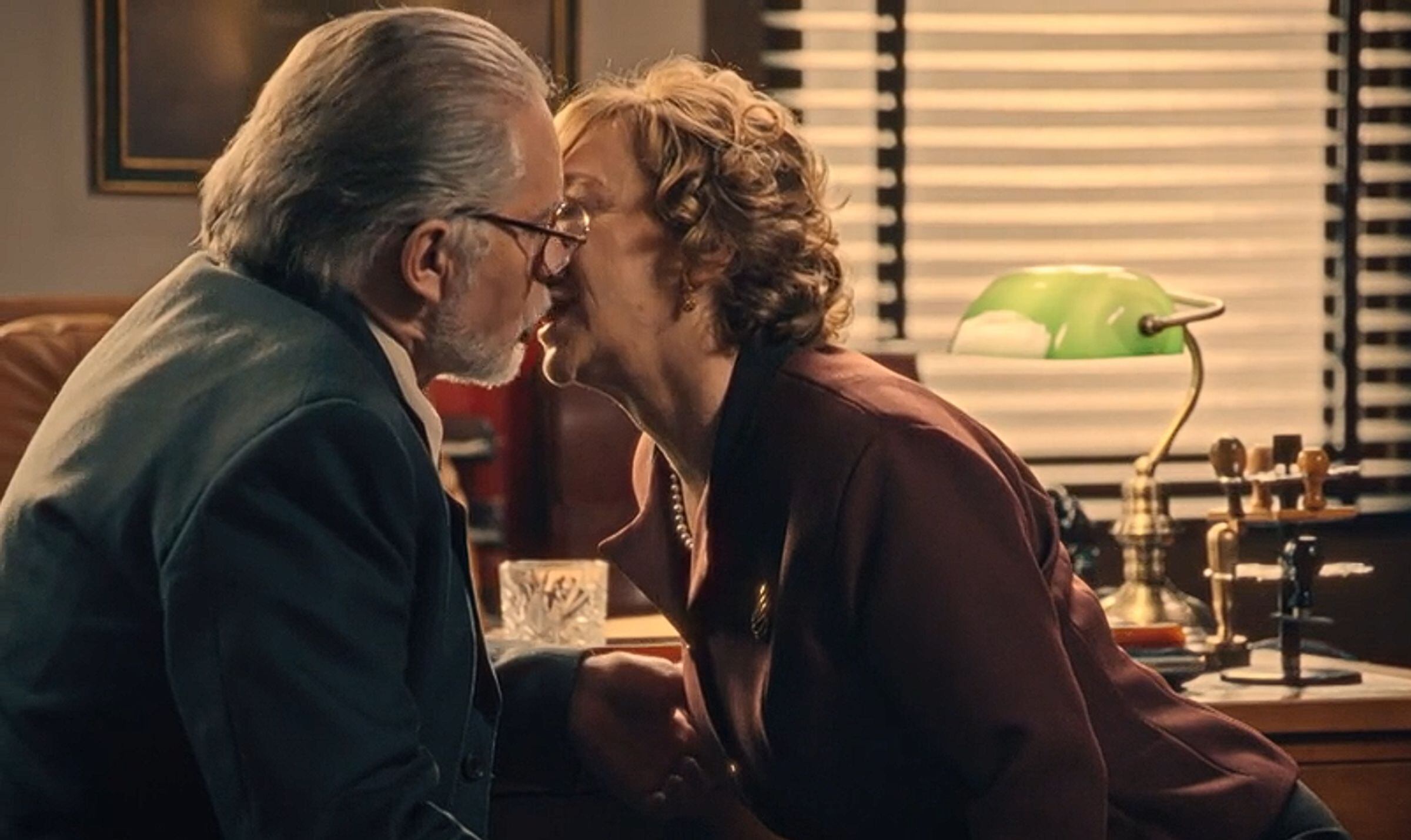 Irene y Damián consolidad su atracción con un beso, aunque eso le partirá el corazón a Don Pedro (Foto: Antena 3)