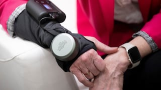 CES 2024: un guante de alta tecnología frena temblores del mal de Parkinson