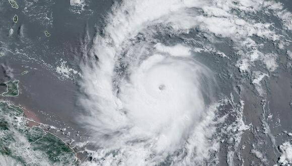 Una imagen satelital de la Administración Nacional Oceánica y Atmosférica (NOAA)/GOES muestra el huracán Beryl a las 13:40 UTC del 30 de junio de 2024. (Foto de HANDOUT / NOAA/GOES / AFP)