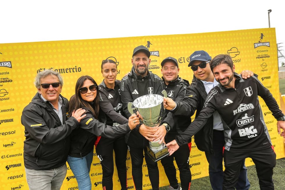 Mario Cortijo, Patricia García, Michelle González, Antonio Spinelli, Gastón Camargo, Martín Higa y Axel Lorenzo en la clausura del Semillero El Comercio de Fútbol Femenino Repsol. Chorrillos.